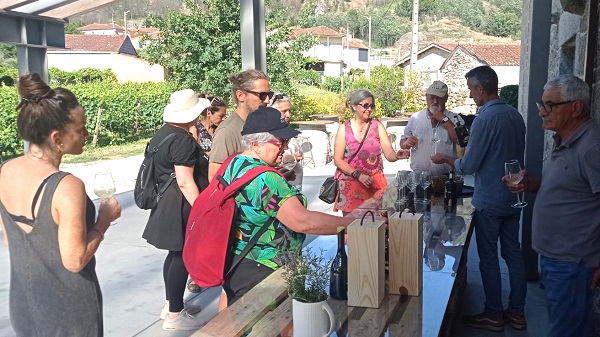 visita a viticultores dentro del proyecto aldea nova ribeiro ribeira